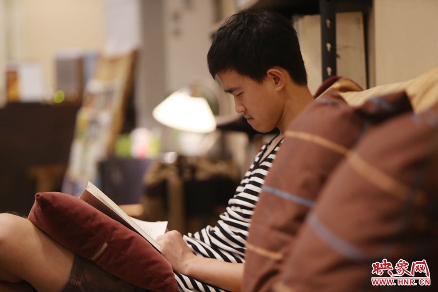 徐浩然，24歲，圖書編輯：在書店看紙質書，意境會更深一些。