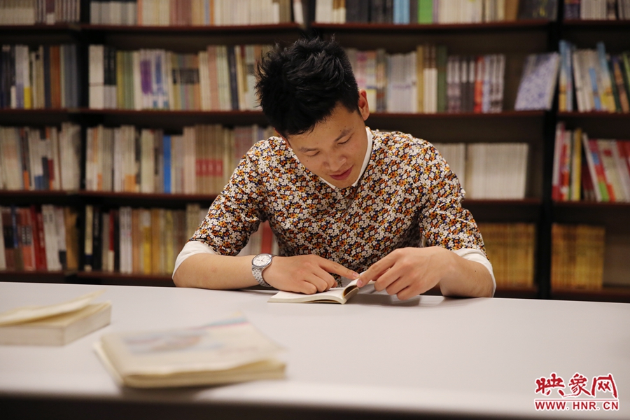 李恒，26歲，私營業(yè)主：喜歡撫摸紙質書的感覺。