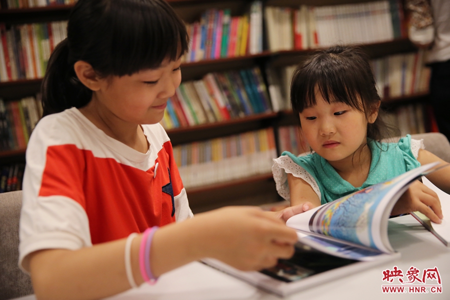 姐姐王藝茹，11歲，小學五年級學生；妹妹王有君，5歲：像喜歡看電視一樣喜歡看書。