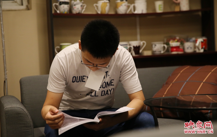 楊栗，22歲，某大學大三學生：喜歡這種看書的環(huán)境。