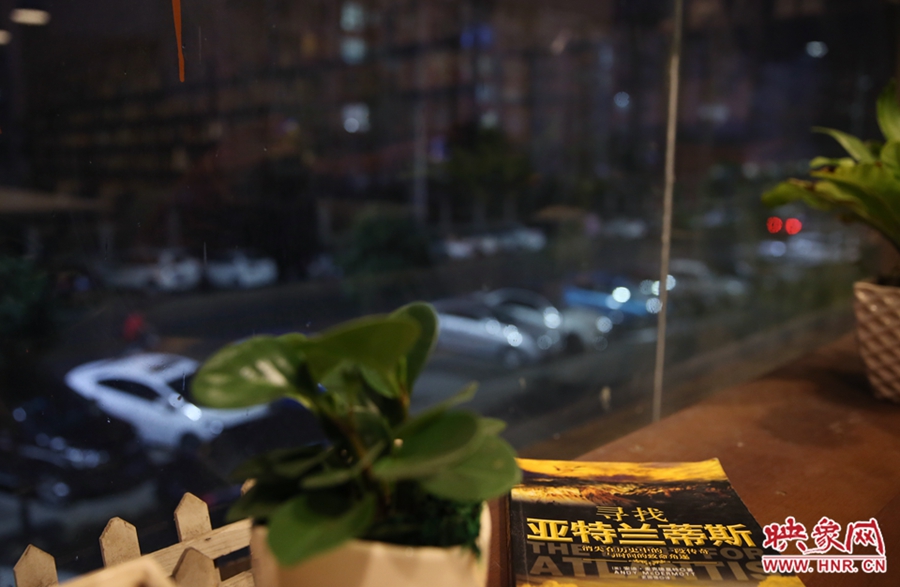一扇窗，將喧鬧與寧靜分割。