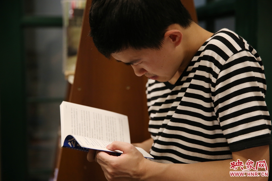 看書的人。