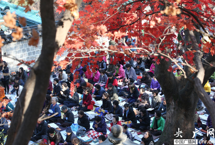 韓國高考將至 考生家長(zhǎng)虔誠為子女祈福