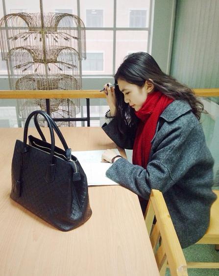 國戲?；ú排畬W(xué)霸 街拍秀修長美腿