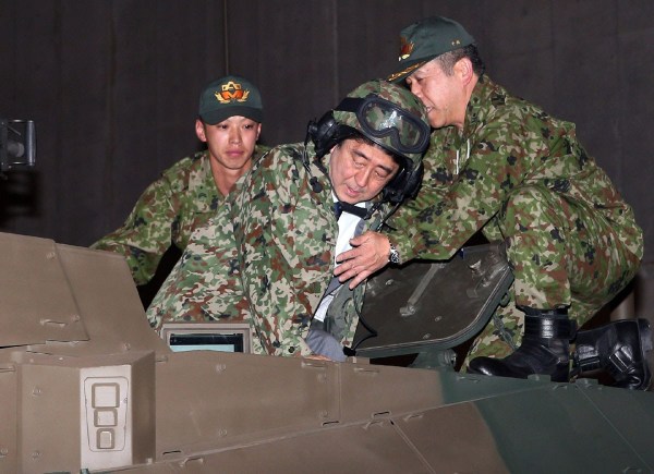 當(dāng)?shù)貢r(shí)間4月27日，日本千葉市，日本首相安倍晉三他身穿迷彩服頭戴鋼盔的登上展出中的日本陸上自衛(wèi)隊(duì)最新