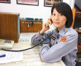 　　27歲的臺灣高雄市鹽埕區(qū)女警王文君，留一頭俏麗短發(fā)，身高175公分。《聯(lián)合報(bào)》圖