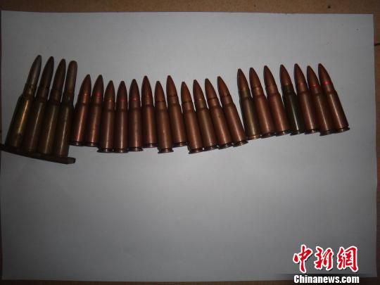 覃某主動(dòng)上交的23發(fā)子彈?！＄娦馈z