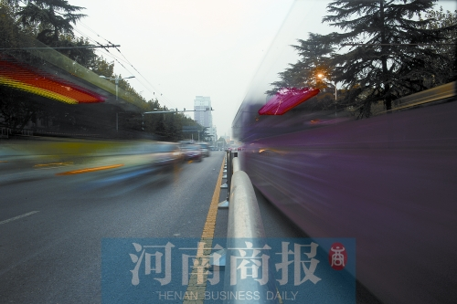 如今的建設(shè)路拓寬了不少，各種車輛川流不息（照片為多次曝光合成）