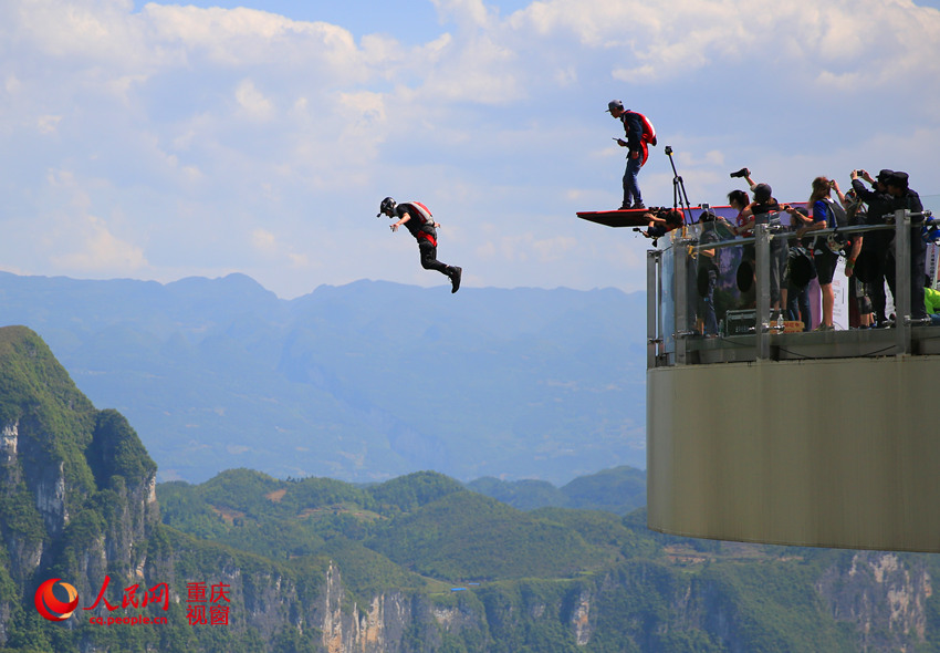 28日，2016世界低空跳傘大賽在重慶云陽龍缸景區(qū)正式開賽。圖為選手角逐中。劉政寧 攝