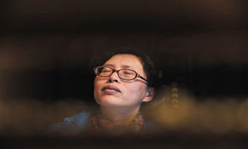 人們將醫(yī)療制度的憤懣情緒，寄托在這個走廊醫(yī)生身上，共同沉浸在受迫害的幻覺之中
